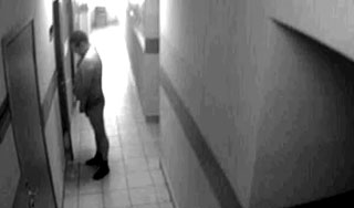 Полковник справил нужду в коридоре ОВД Полковник справил нужду в коридоре ОВД