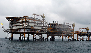 Иран сократит экспорт нефти на треть Иран сократит экспорт нефти на треть