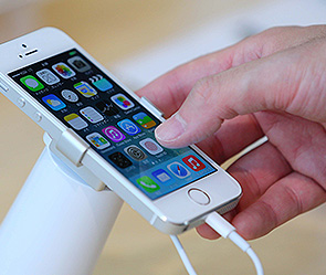 Apple ����� ������� iPhone ������