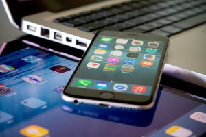Apple ������ ������������� iPhone