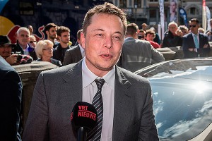 ����� Tesla ������� ������� ������ Apple