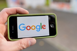 Google ������ Apple �� iPhone $1 ����